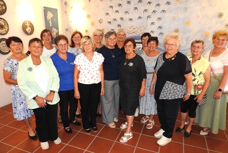 Skupinski posnetek klekljaric Lastovke iz Cerkelj